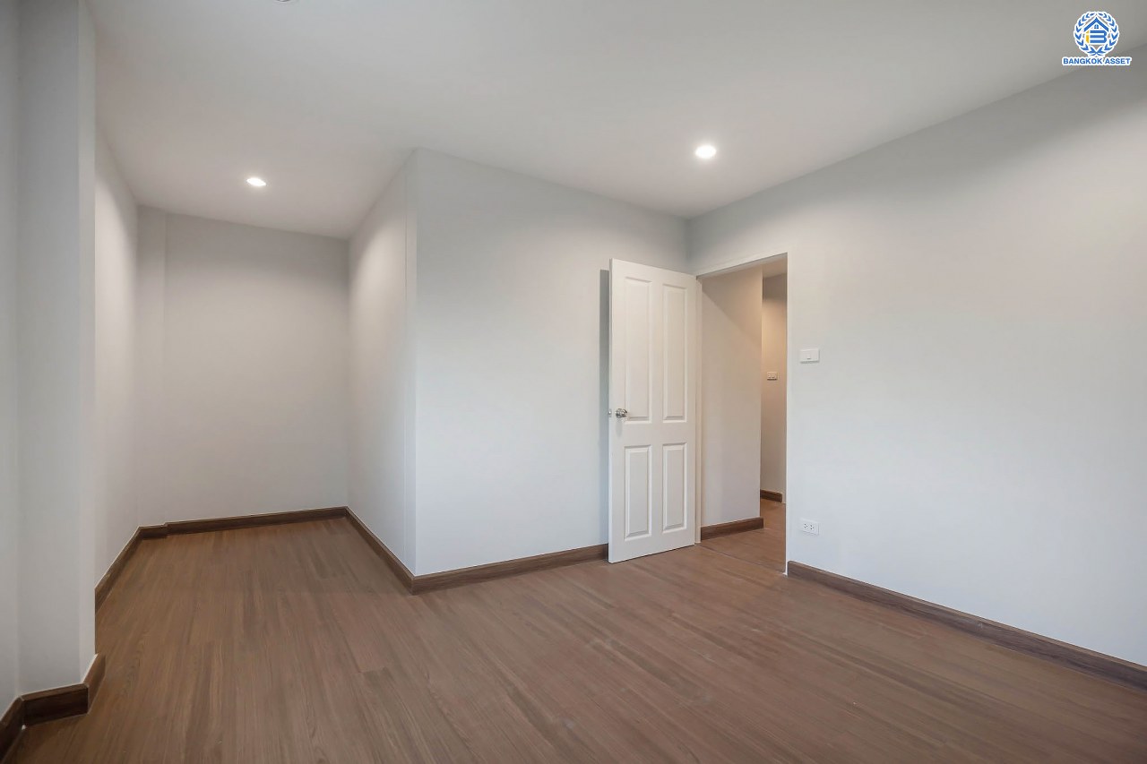 บ้านมือสองตกแต่งใหม่ โครงการ ซอยวัดกำแพง14/2 พิบูลย์สงคราม ทาวน์โฮม 3 ชั้นพร้อมอยู่ เนื้อที่ 19.9 ตร.ว. ฟังก์ชัน 4 ห้องนอน 3 ห้องน้ำ จอดรถได้ 1 คัน บนสุดยอดทำเล! เชื่อมถนนพิบูลย์สงคราม, วงศ์สว่าง, นครอินทร์ และติวานนท์ ใกล้จุดขึ้นทางด่วนศรีรัช-วงแหวนรอบนอก และรถไฟฟ้า "สถานีแยกติวานนท์"